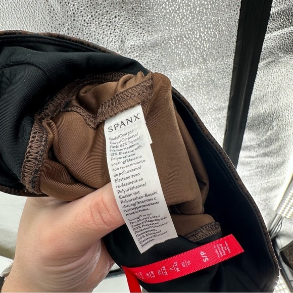 SPANX Faux LEATHER Snakeskin Leggings size small winter staple - Picture 7 of 7